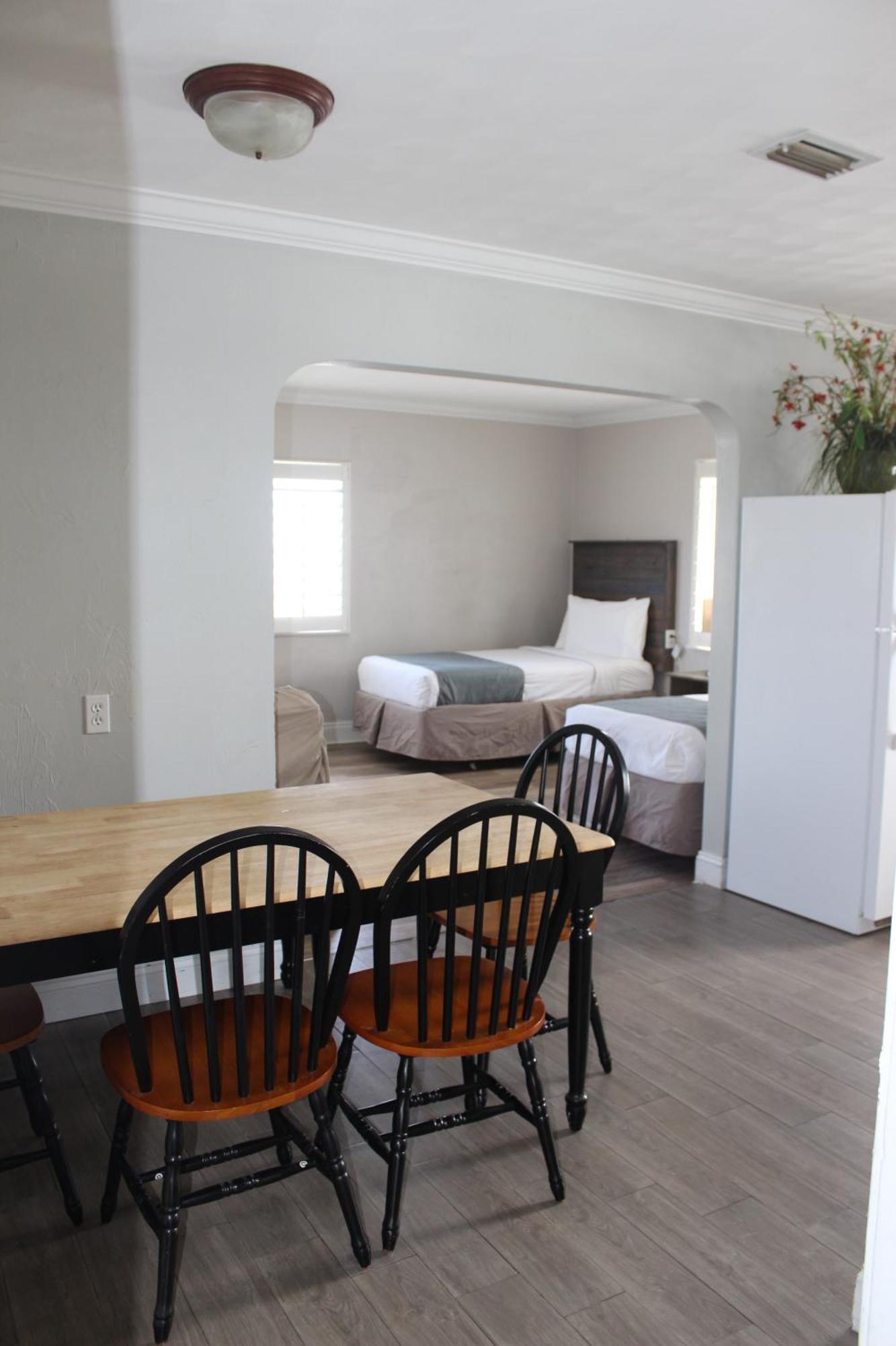 Shoreline & Cabana - Beachfront Hotel 2*