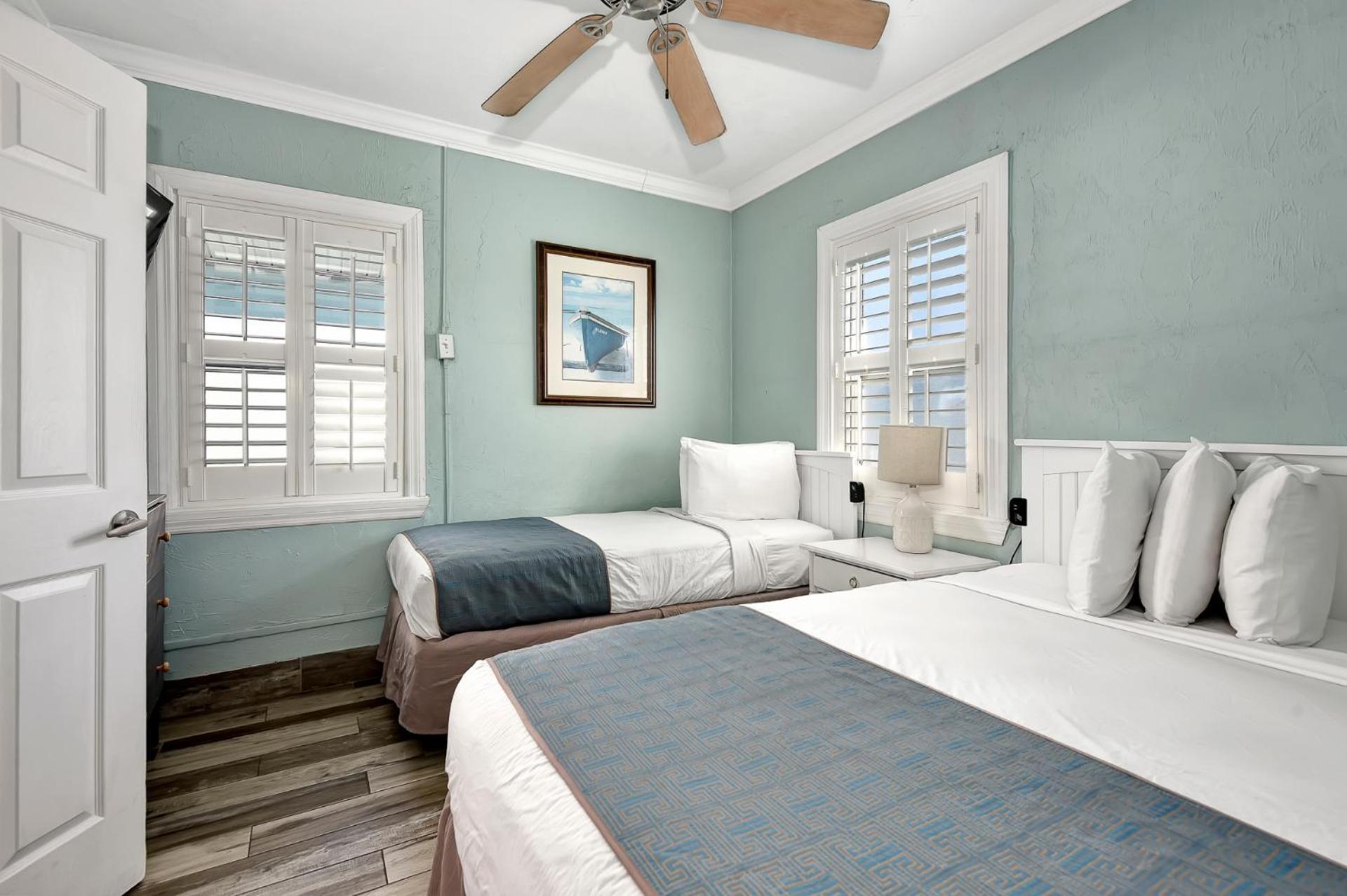 Shoreline & - Beachfront 2*