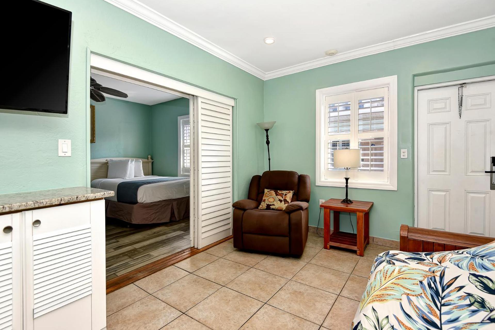 Shoreline & - Beachfront 2*