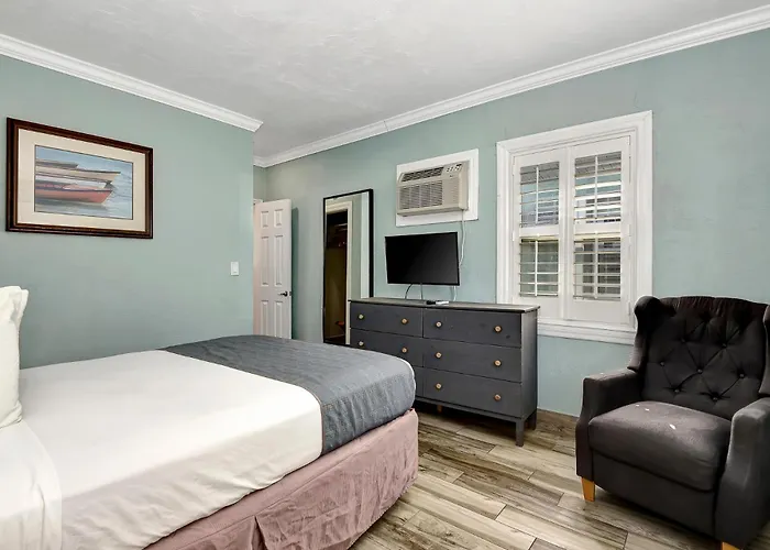 Shoreline Suites & Cabana Cottages - Beachfront