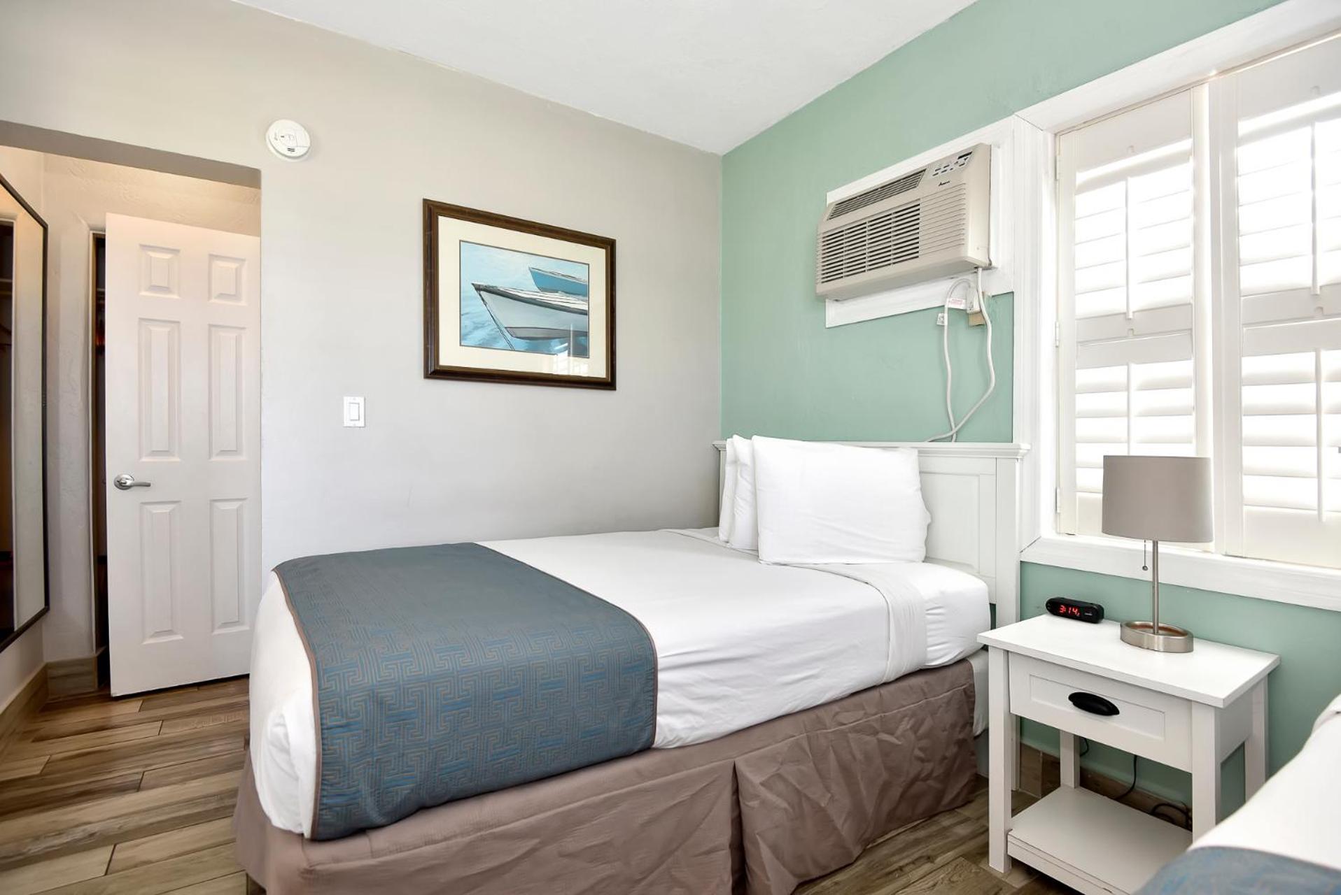 Shoreline & - Beachfront Hotel 2*